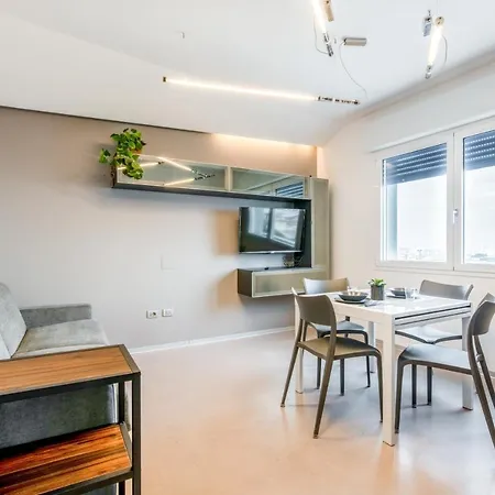 Guesthost - Marina Centro Station Apartment *